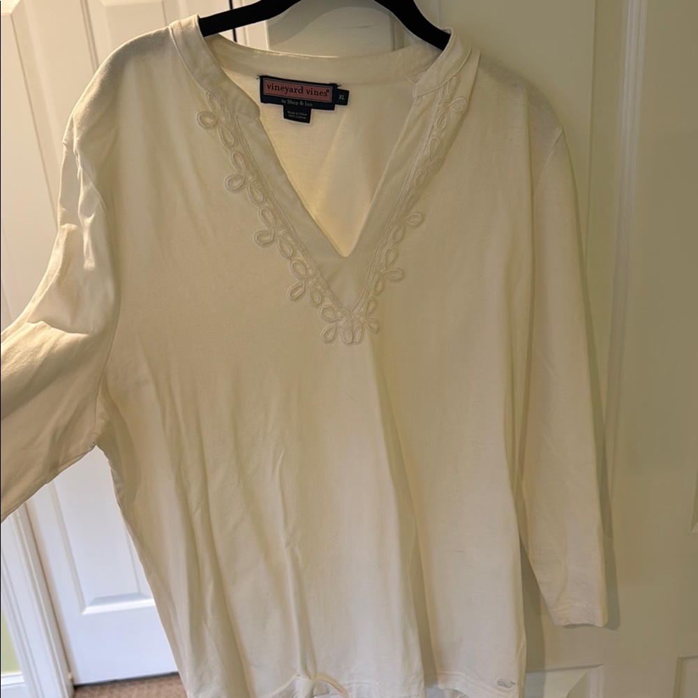 Vineyard Vines Women's Cream Embroidered V-Neck Top